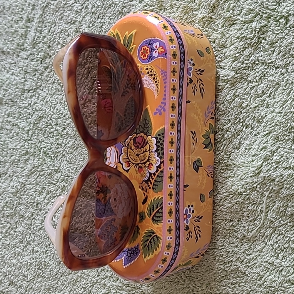 Brighton Heartland Sunglasses with case